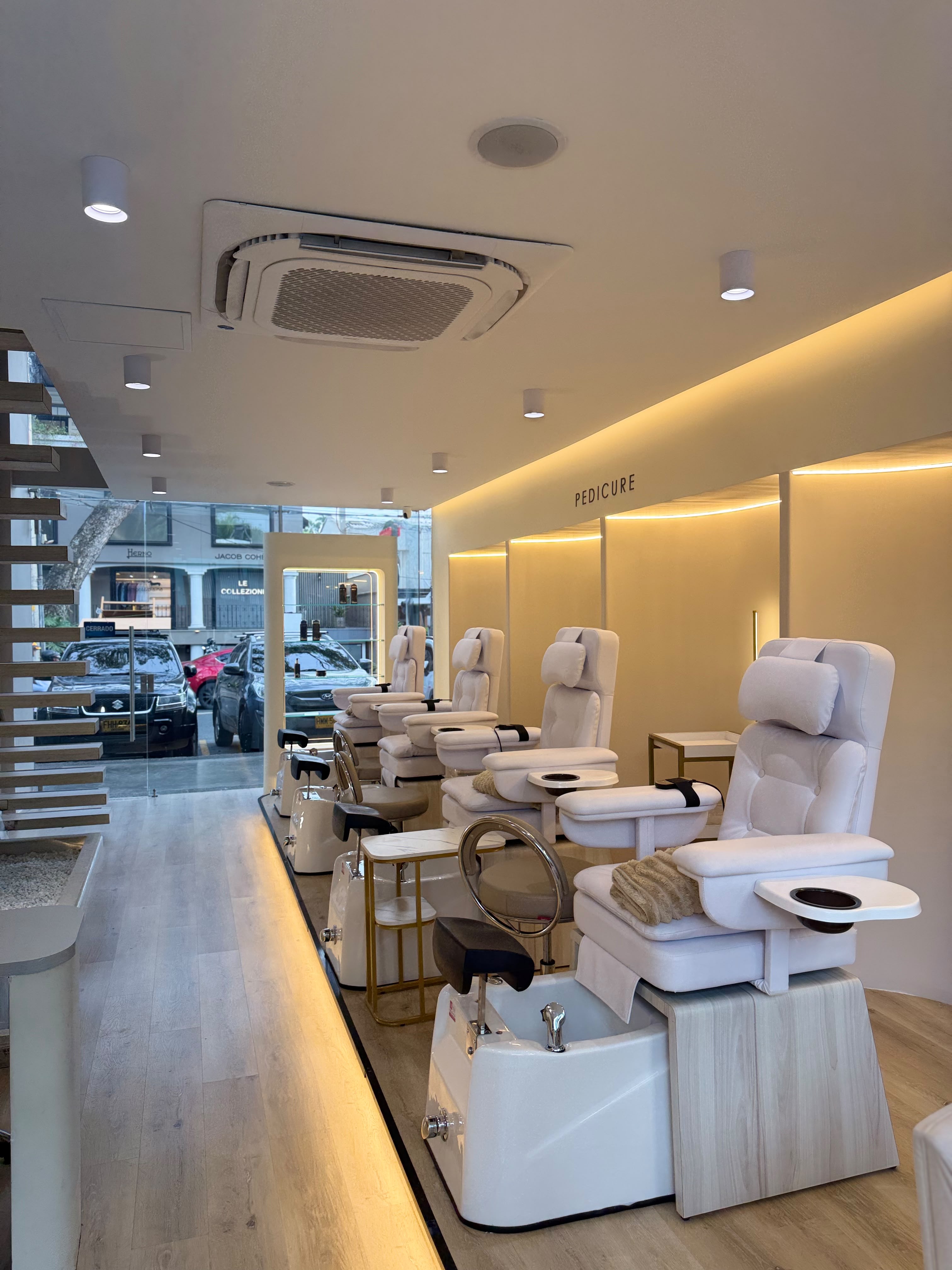 Área de pedicure premium de Coco Nails & Lashes Head Spa en Cali
